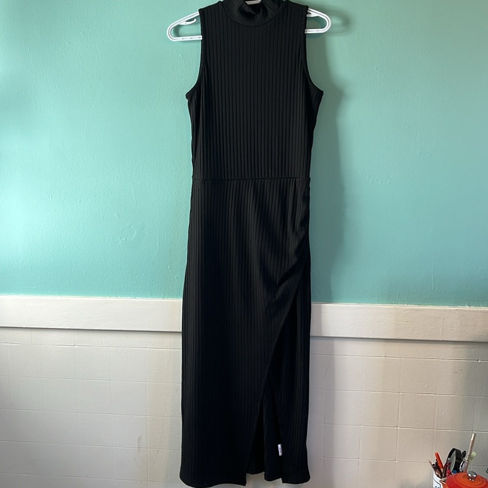 springlike long black dress in a trendy knit pattern, high slit keyhole back.